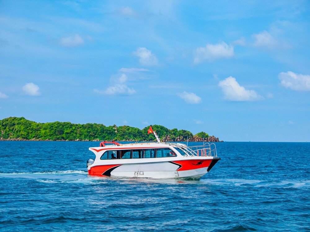 Cano riêng tham quan đảo là lựa chọn tuyệt vời nhất