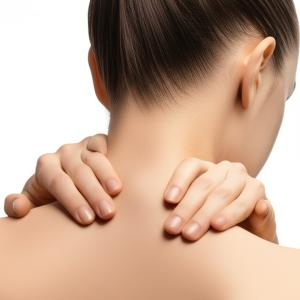 Đau vai gáy mỗi ngày? Để Dầu xoa bóp thảo dược UT lo!