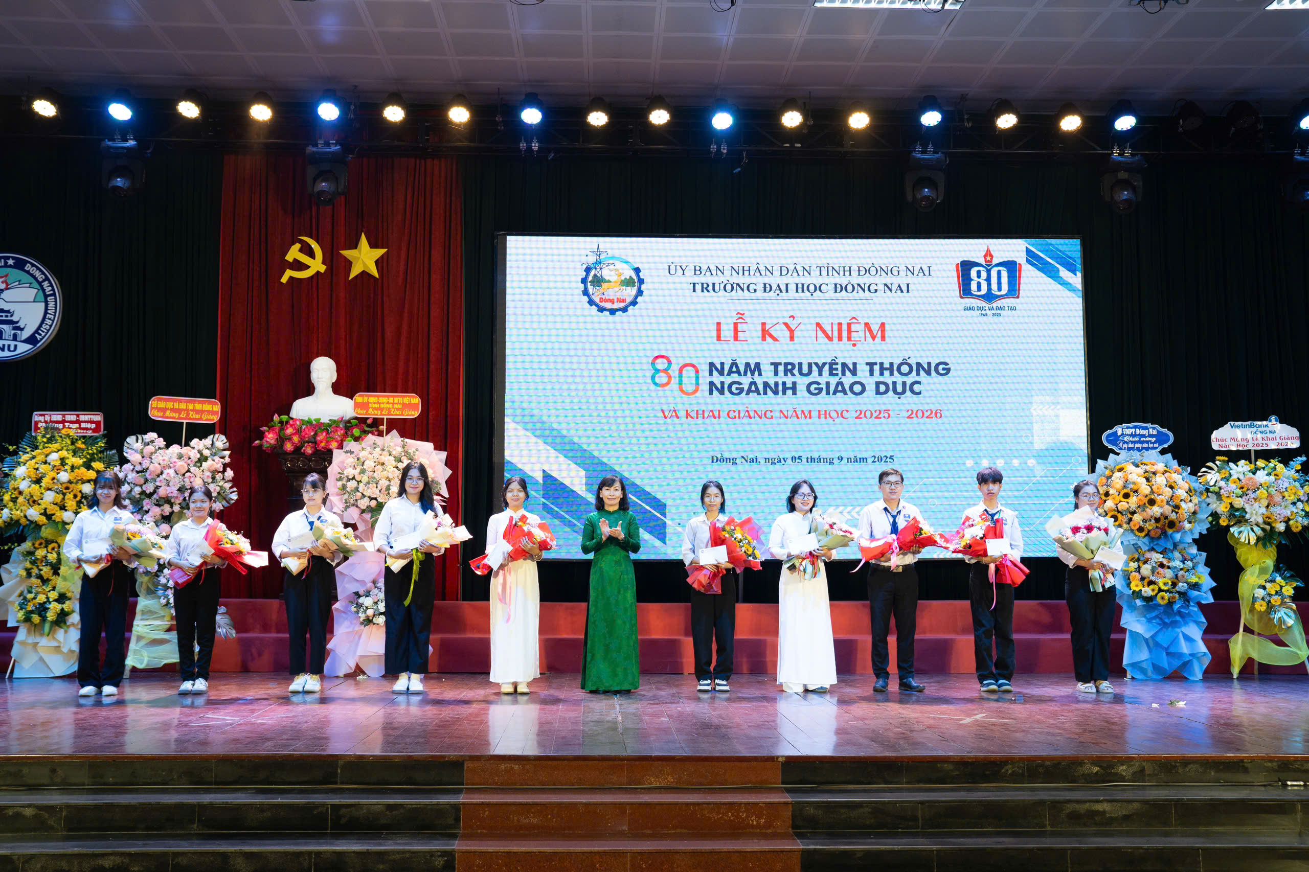 4. Trao học bổng khuyến học cho sinh viên