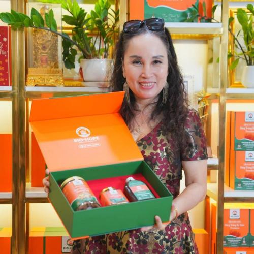 Chị Thanh Hiền - Chủ Tịch Công Ty Bizco Chia Sẻ Bí Quyết Sức Khỏe Nhờ Đông Trùng Hạ Thảo