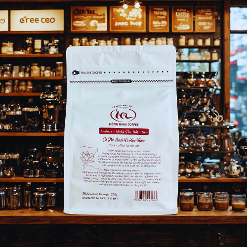 Hồng Minh Coffee – Sự Kết Hợp Tinh Tế Giữa Arabica, Moka Cầu Đất và Hương Sen Thanh Nhẹ